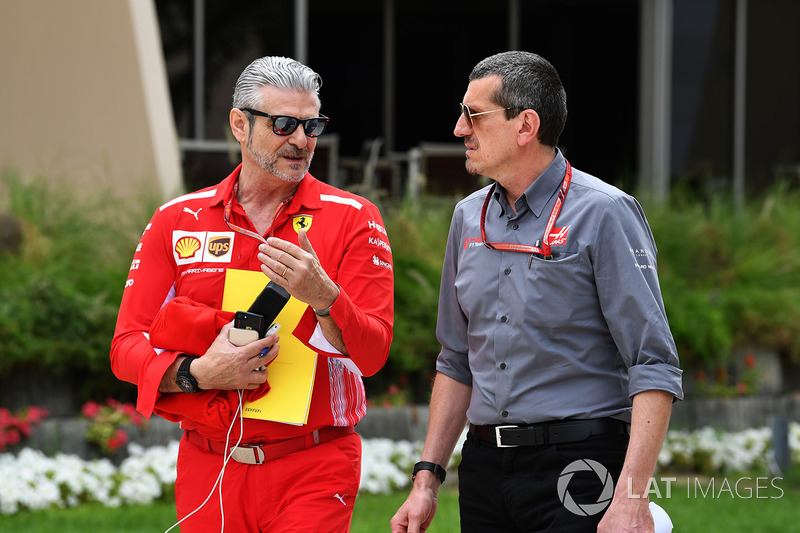 Maurizio Arrivabene, director del equipo Ferrari y Guenther Steiner, director del equipo de Haas F1