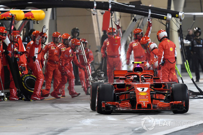 Kimi Raikkonen, Ferrari SF71H colpisce un meccanico mentre lascia il box