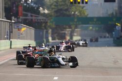 Lewis Hamilton, Mercedes AMG F1 W08, Sebastian Vettel, Ferrari SF70H