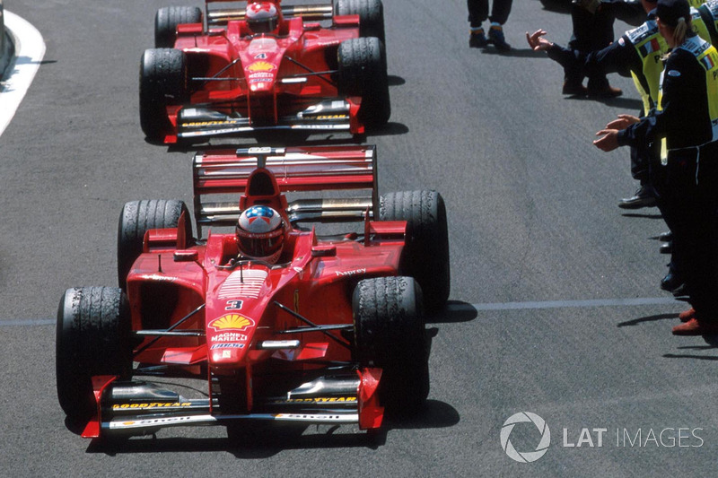 Podio: ganador de la carrera Michael Schumacher, Ferrari, segundo lugar Eddie Irvine, Ferrari