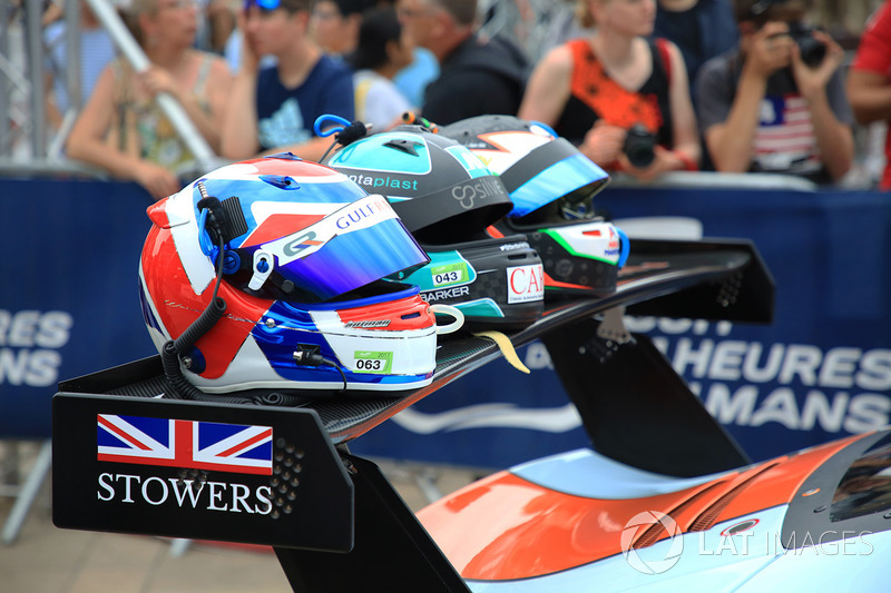Шлемы гонщиков Gulf Racing Майкла Уэйнрайта, Бена Баркера и Ника Фостера