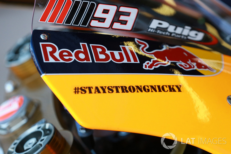 Un autocollant pour Nicky Hayden sur le casque de Marquez