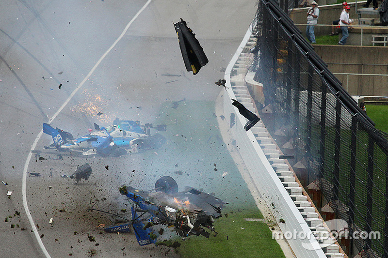 Crash: Scott Dixon, Chip Ganassi Racing, Honda; Jay Howard, Schmidt Peterson Motorsports, Honda