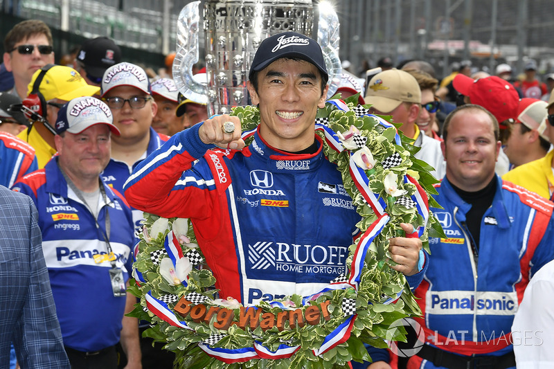 Takuma Sato, Michael Andretti, Andretti Autosport team owner Autosport Honda celebrates the win in Victory Lane with Indy 500 ring