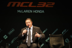 Zak Brown, Director Ejecutivo del grupo de tecnología de McLaren, es entrevistado en el escenario