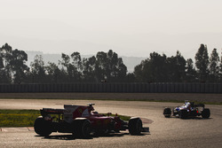Себастьян Феттель, Ferrari SF70H, и Карлос Сайнс-мл., Toro Rosso STR12
