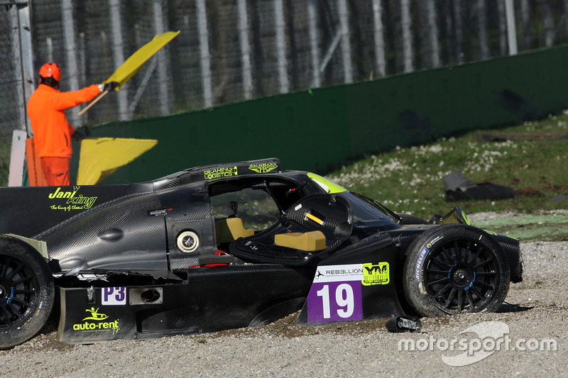 El coche #19 M.Racing - YMR, Norma M 30 - Nissan: Gwenael Delomier después del fuerte choque