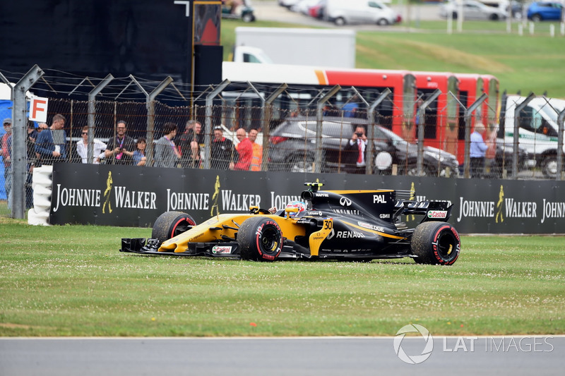 Já na volta de apresentação, Jolyon Palmer teve que parar seu carro com problemas hidráulicos.