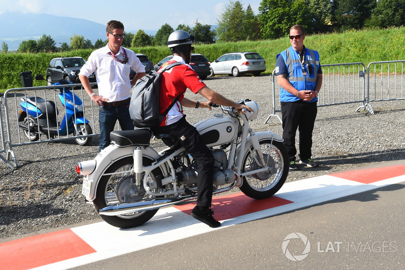 Sebastian Vettel, Ferrari, arriveert op het circuit met een retro BMW motorfiets