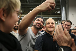 Valtteri Bottas, Mercedes AMG F1, mit Mercedes-Mitarbeitern