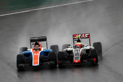 Pascal Wehrlein, Manor Racing MRT05 y Esteban Gutierrez, Haas F1 Team VF-16