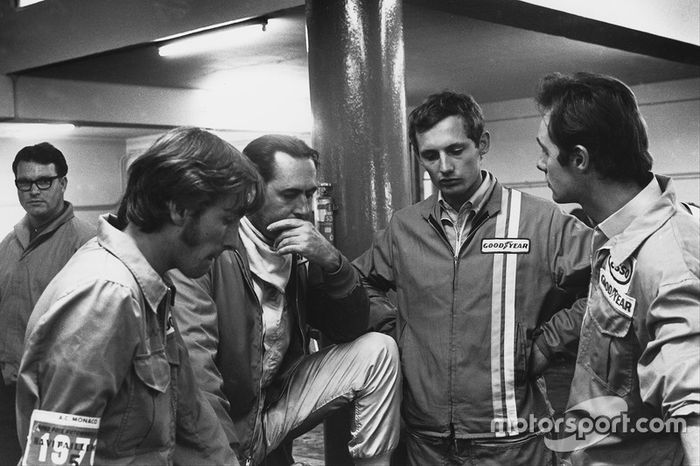 Jack Brabham y un joven Ron Dennis en el box de Brabham Racing