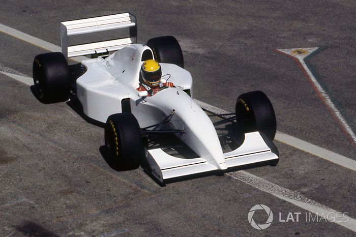 Ayrton Senna prueba el motor Chrysler en un McLaren MP4/8 ajustado