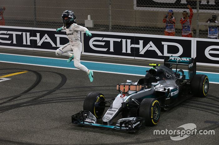 Segundo lugar a Nico Rosberg de Mercedes AMG F1 W07 celebra su campeonato del mundo al final de la carrera