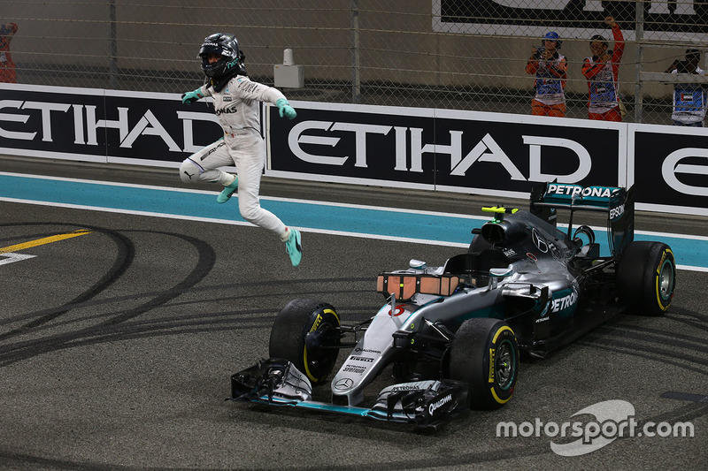 2. Nico Rosberg, Mercedes AMG F1 W07 Hybrid, feiert den Titelgewinn