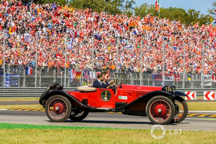 Stoffel Vandoorne pasea por la pista con un coche de época. Su compañero Alonso dijo que fue la mejor vuelta de la carrera...