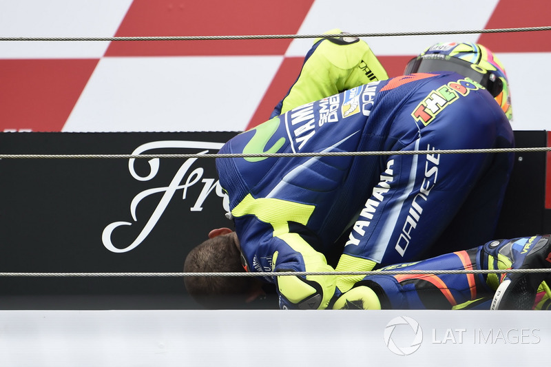 Pódio: Ganhador da corrida Valentino Rossi, Yamaha Factory Racing
