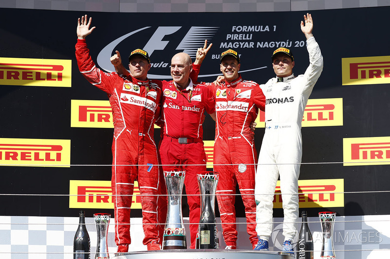 Podio: ganador de la carrera Sebastian Vettel, Ferrari, Kimi Raikkonen, Ferrari, el segundo lugar y 