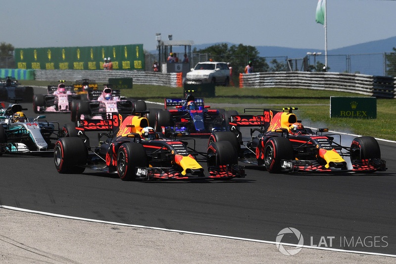 Daniel Ricciardo, Red Bull Racing RB13 and Max Verstappen, Red Bull Racing RB13 at the start of the race