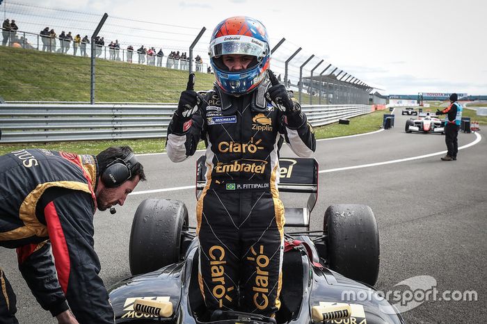 Pietro Fittipaldi fez bonito em Silverstone. O neto de Emerson Fittipaldi foi o pole position e venceu as duas baterias da etapa inaugural da Fórmula V8 3.5.
