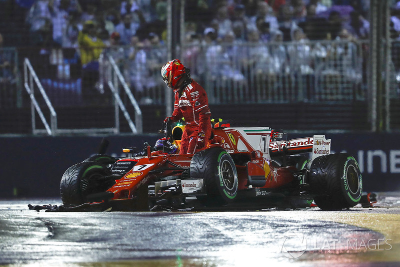 Kimi Raikkonen, Ferrari SF70H lascia la sua monoposto dopo il contatto con Max Verstappen, Red Bull 