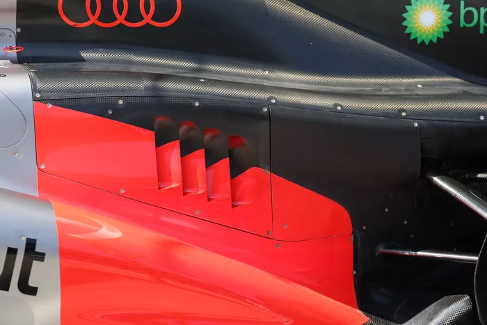 تفاصيل سيارة Audi R26