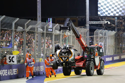 Маршалы убирают Sahara Force India F1 VJM09 Нико Хюлькенберга