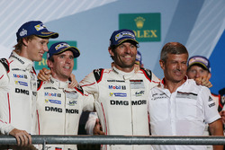Podio: ganadores de la carrera Timo Bernhard, Mark Webber, Brendon Hartley, Fritz Enzinger, Vice Pre