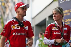 Sebastian Vettel, Ferrari; Britta Roeske, Ferrari, Pressesprecherin