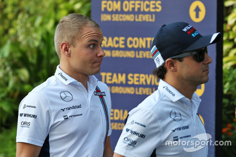 (Da sx a dx): Valtteri Bottas, Williams con il compagno di squadra Felipe Massa, Williams