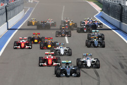 Нико Росберг, Mercedes AMG F1 Team W07 лидирует на старте гонки