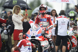 Andrea Dovizioso, Ducati Team, con un'ombrellina