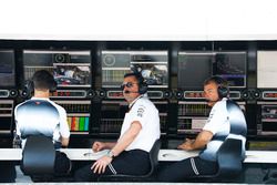 Eric Boullier, Director de carreras de McLaren y David Redding, director del equipo McLaren, en la p