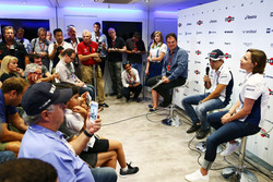 (L naar R): James Allen, met Felipe Massa, Williams en Claire Williams, Williams gedeputeerd teambaa