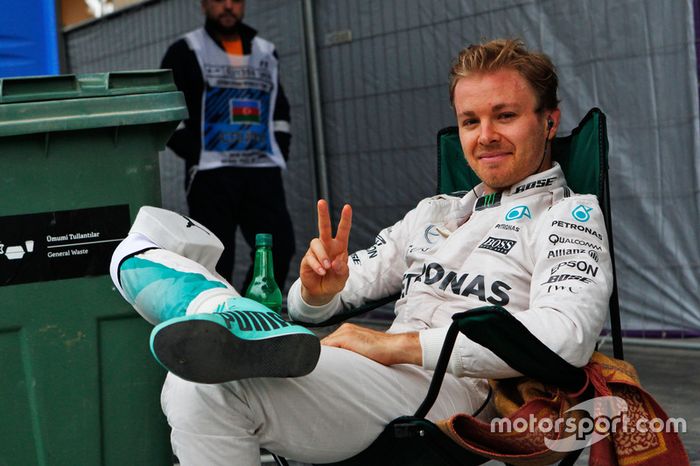 Nico Rosberg, Mercedes AMG F1 se detiene en la segunda práctica