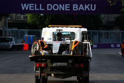 De Mercedes AMG F1 W07 Hybrid van Lewis Hamilton na de crash