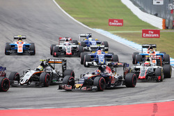 Серхіо Перес, Sahara Force India F1 VJM09 та Данііл Квят, Scuderia Toro Rosso STR11 на старті гонки