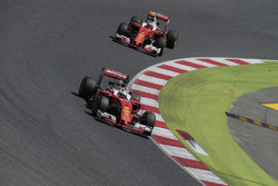 Sebastian Vettel, Ferrari SF16-H memimpin rekan setim Kimi Raikkonen, Ferrari SF16-H