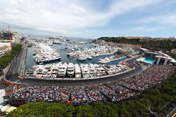 Una vista panorámica de Mónaco con Fernando Alonso, McLaren MP4-31