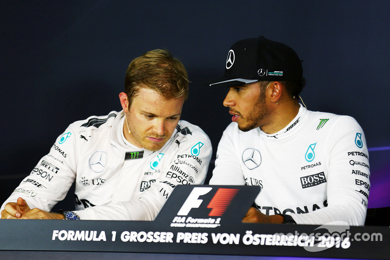 (Da sx a dx): Nico Rosberg, Mercedes AMG F1 e il compagno di squadra Lewis Hamilton, Mercedes AMG F1 nella conferenza stampa FIA post qualifiche