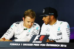 Нико Росберг, Mercedes AMG F1 и Льюис Хэмилтон, Mercedes AMG F1 на пресс-конференции FIA после квали