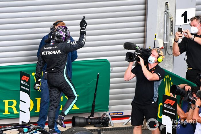 Ganador Lewis Hamilton, Mercedes-AMG F1, celebra  en parc ferme