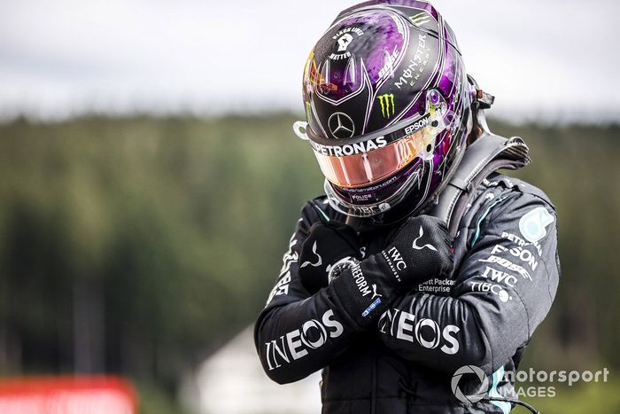 Ganador de la pole Lewis Hamilton, Mercedes-AMG F1 celebra en Parc Ferme 