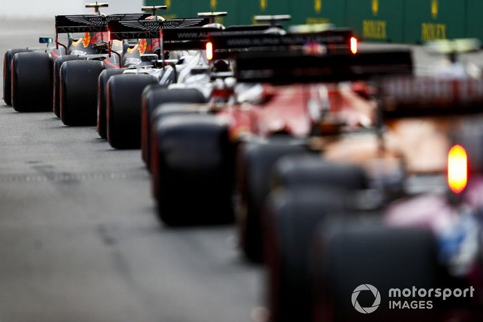 Alex Albon, Red Bull Racing RB16, Max Verstappen, Red Bull Racing RB16, en pit lane