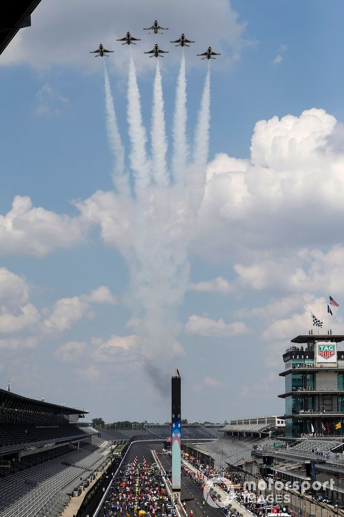 Los Thunderbirds de las Fuerzas Aéreas sobrevuelan antes de la carrera