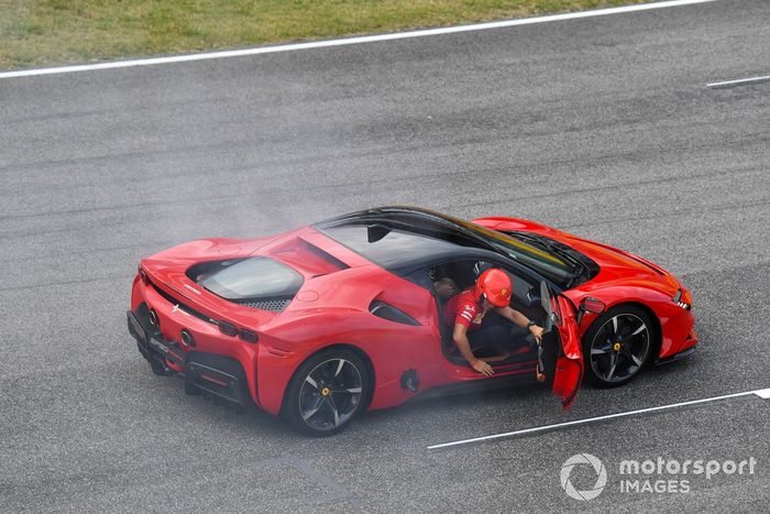 Sebastian Vettel, Ferrari, guida una SF90 Stradale