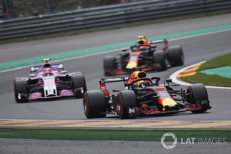 Daniel Ricciardo, Red Bull Racing RB14, leads Esteban Ocon, Racing Point Force India VJM1, and Max Verstappen, Red Bull Racing RB14