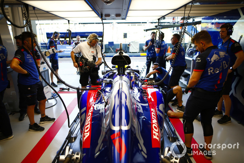 Pierre Gasly, Scuderia Toro Rosso STR13, nel garage