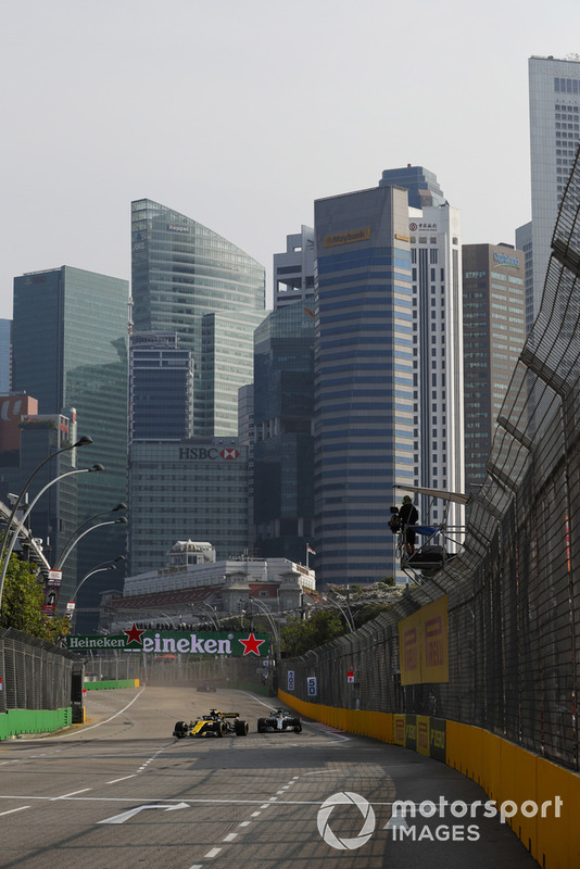 Nico Hulkenberg, Renault Sport F1 Team R.S. 18, leads Lewis Hamilton, Mercedes AMG F1 W09 EQ Power+