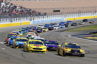 Erik Jones, Joe Gibbs Racing, Toyota Camry DeWalt and Joey Logano, Team Penske, Ford Fusion Shell Pennzoil green flag start